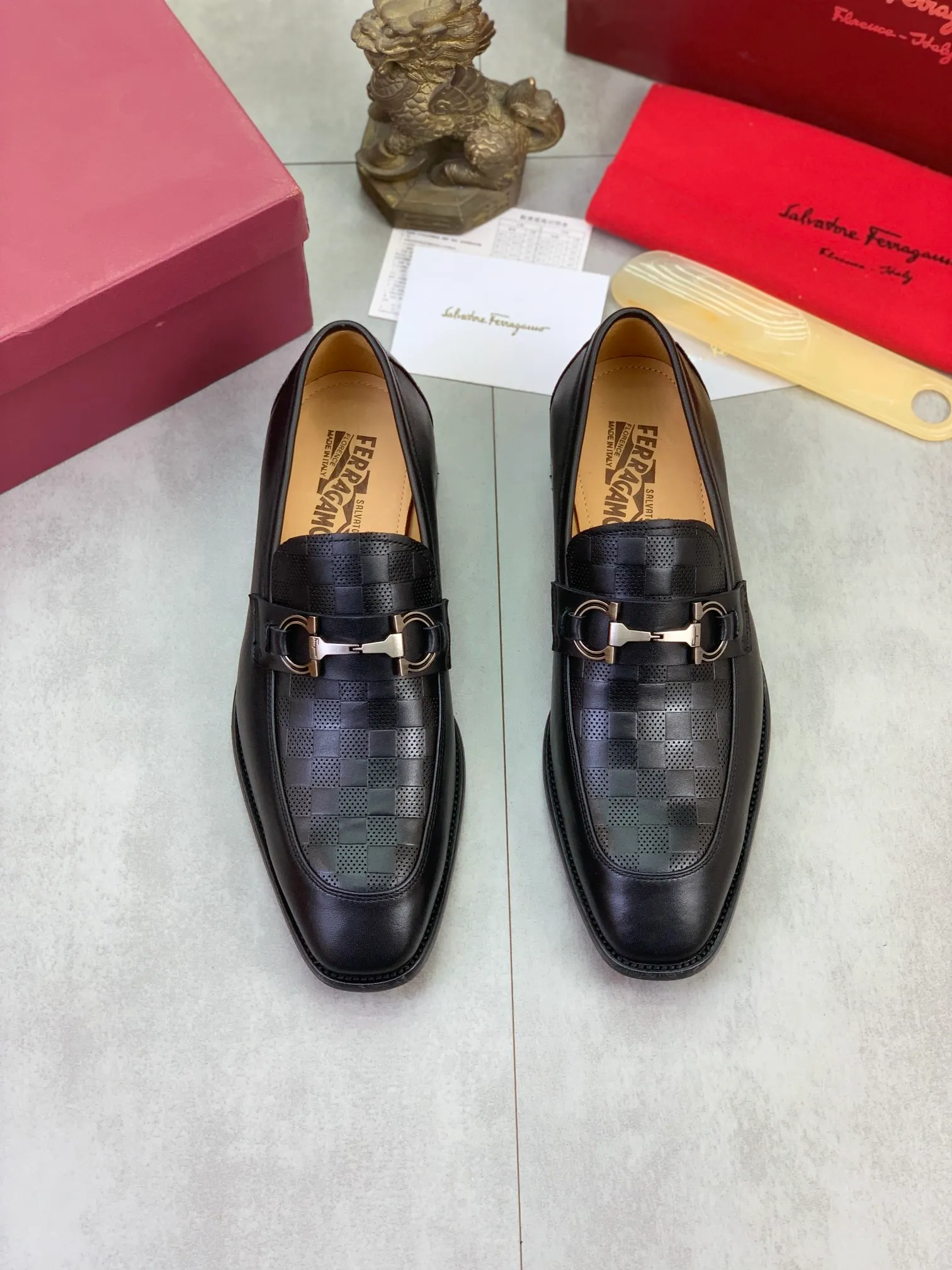 Men's Men's Shoes 💰P460💰[New Style] Water-dyed Niuli 🆘[Salvatore Ferragamo] Ferragamo's latest casual business leather shoes for men! Available at counters simultaneously! The fabric is made of specially imported original calfskin, and the interior is made of imported water-dyed cowhide. It is absolutely luxurious and leads the fashion trend. Matching code: 38-47 black optional